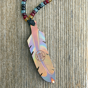 Collier Miskwaabik Miigwan avec lacet noir
